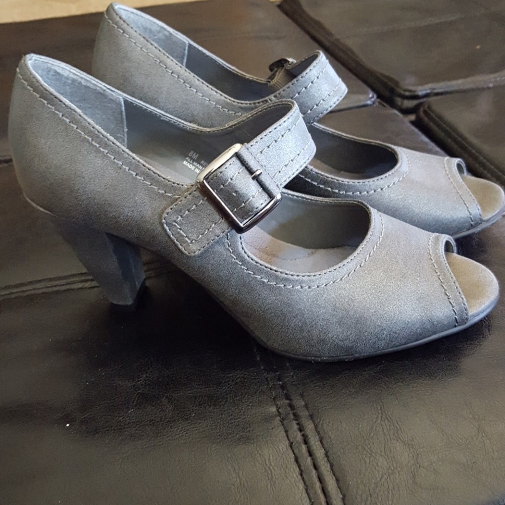 Shoe - Picture 2 of 4